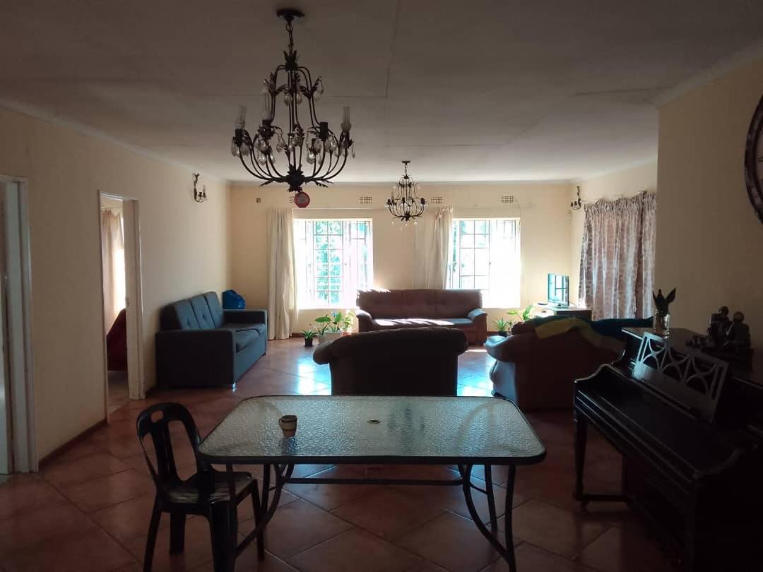 Bed and Breakfast Sugar Shack Backpackers Botswana Габороне Экстерьер фото
